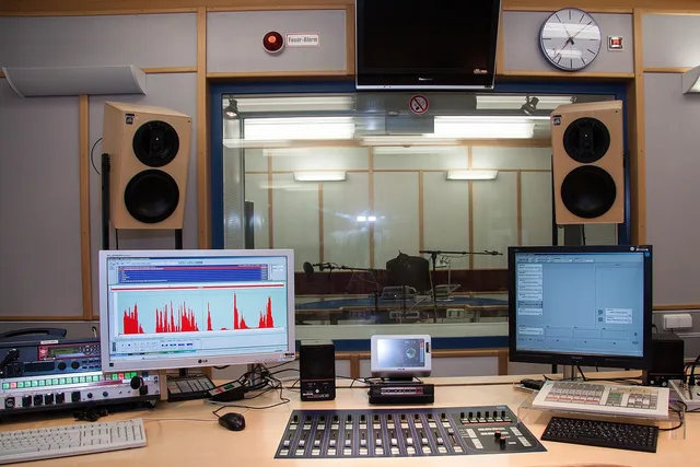 sound studio, speaker cab, director desk, transfer of information, pictures, volume, text, electromagnetic waves, radio network. UK radio advertising after Brexit: what EU buyers must know
