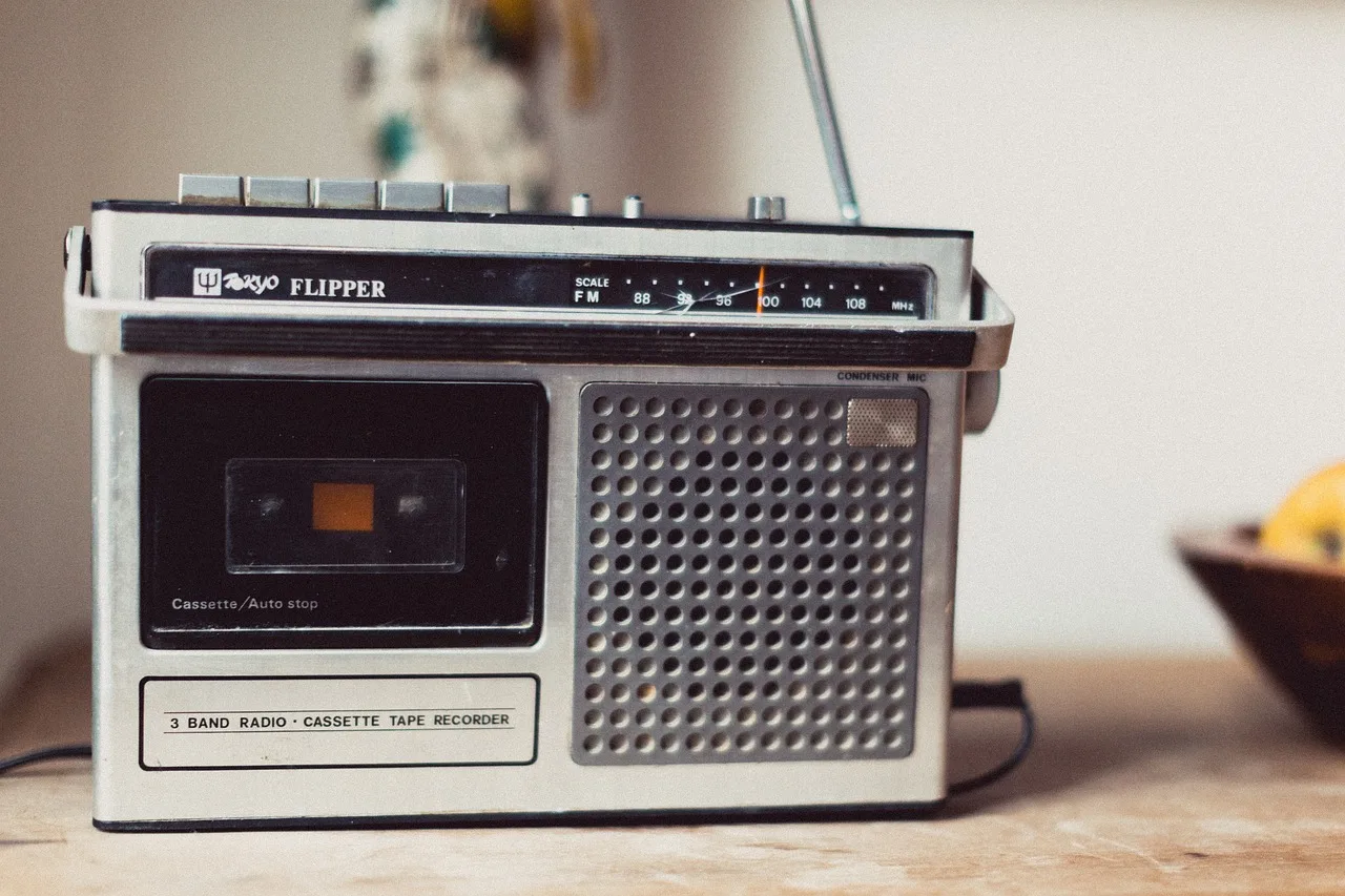 radio, vintage, retro, music, old, sound, audio, media, technology, style, equipment, broadcast, entertainment, communication, volume, classic, receiver, antique, white, broadcasting, speaker, station, nostalgia, musical, voice, tuner, microphone, design, wooden, electronic, frequency, rock, studio, radio, radio, radio, radio, radio