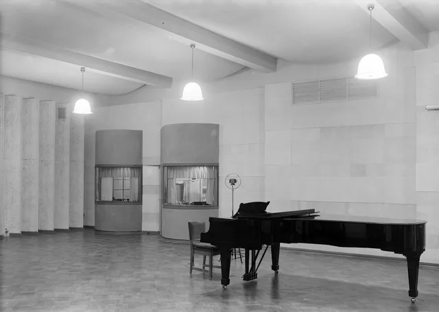 A grand piano in the music studio of the Fabianinkatu radio building. Radio advertising market entry checklist, one England station or a national buy