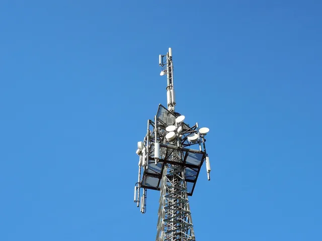 transmission mast, send, wireless, broadcast tower, reception, antenna, telecommunications masts, radio antenna, radio technology, radio relay, radio mast, cellular, transmission, communication, channel, news, range. Radio advertising in England: signals buyers should plan around