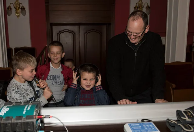 U.S. Air Force Senior Airman Warren Lynch, U.S. Air Forces in Europe Ambassadors Jazz Band audio engineer, gives local music students control over the headphones and shows them control switches between voice and music sound, during a master class with the USAFE Band and the Ukrainian National Presid. What a radio advertising team roles map means for data sources